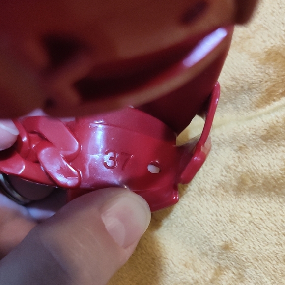 Gucci Women's Red Chain Sandals - Picture 5 of 6